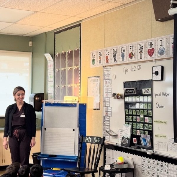 Dr.Ghazvini-presenting-to-kids-about-dental-health in clayton area in school